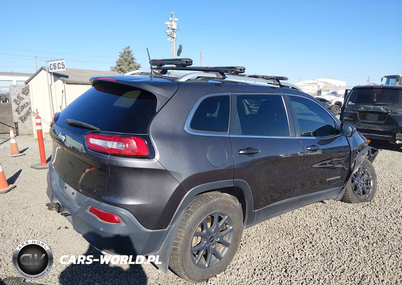 2018 Jeep Cherokee Latitude Plus 4X4 VIN:1C4PJMLX3JD508033 - 4