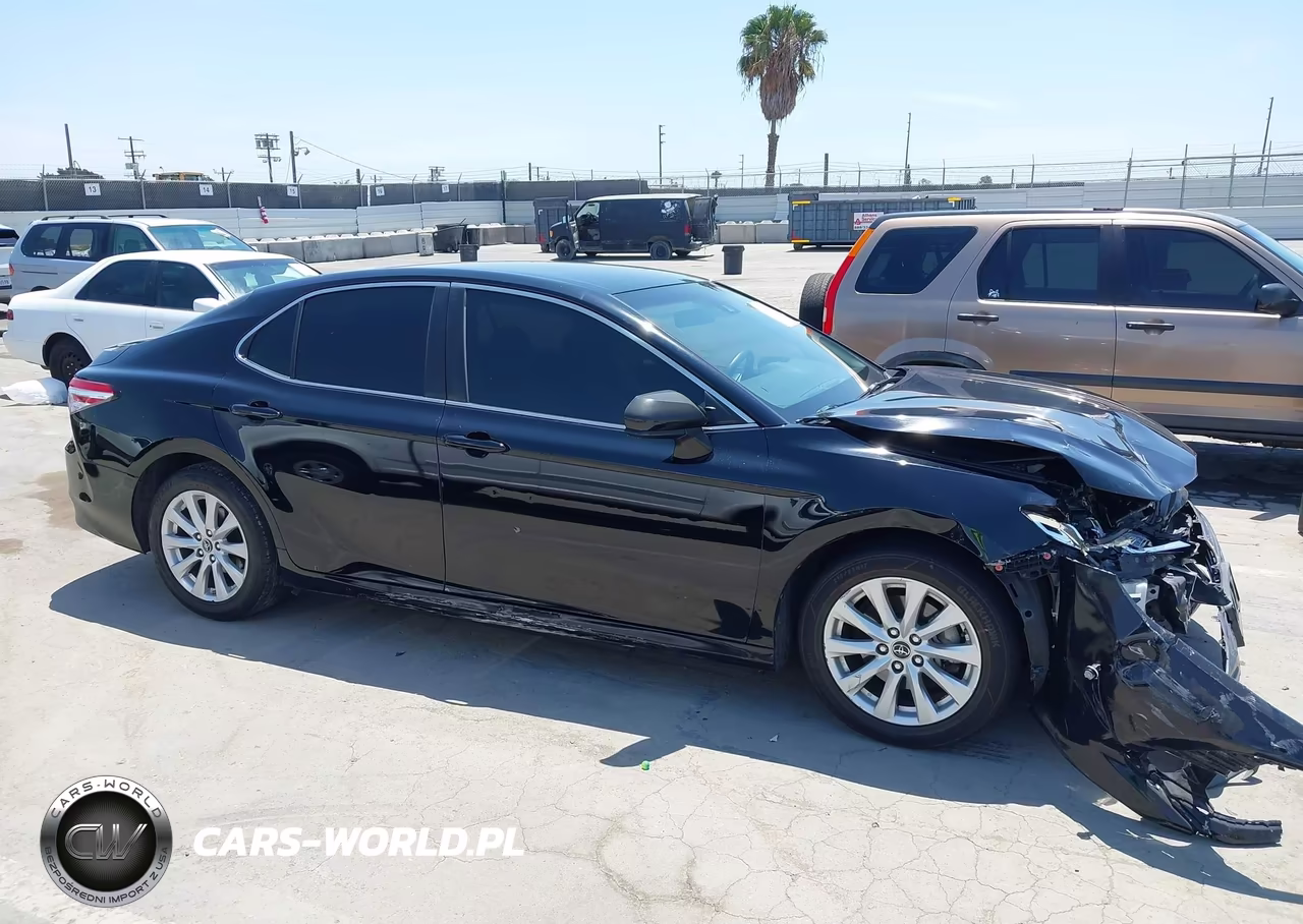 2018 Toyota Camry Le VIN:JTNB11HK2J3058351 - 13