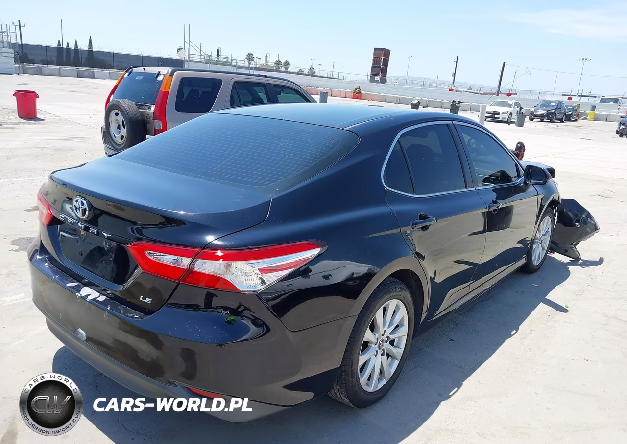 2018 Toyota Camry Le VIN:JTNB11HK2J3058351 - 4