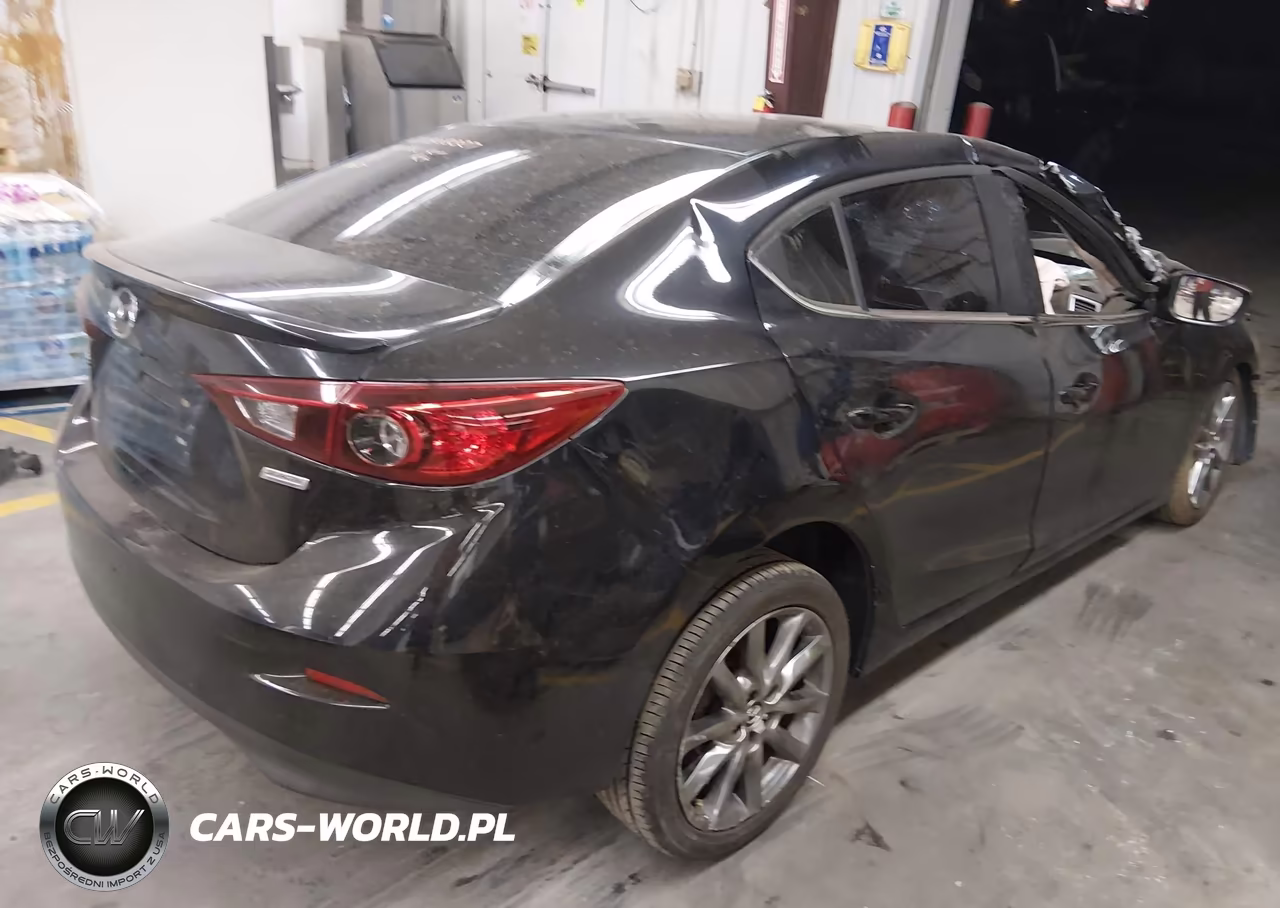 2018 Mazda Mazda3 Touring VIN:3MZBN1V33JM220005 - 4