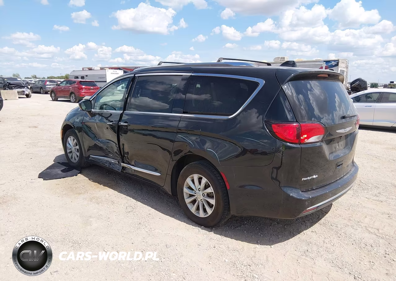 2019 Chrysler Pacifica Touring L VIN:2C4RC1BG3KR625404 - 3