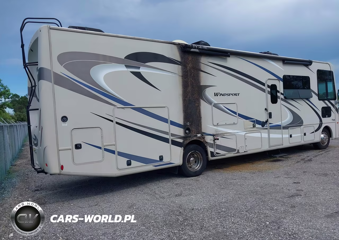 2018 Ford F53 VIN:1F66F5DY0J0A08576 - 4