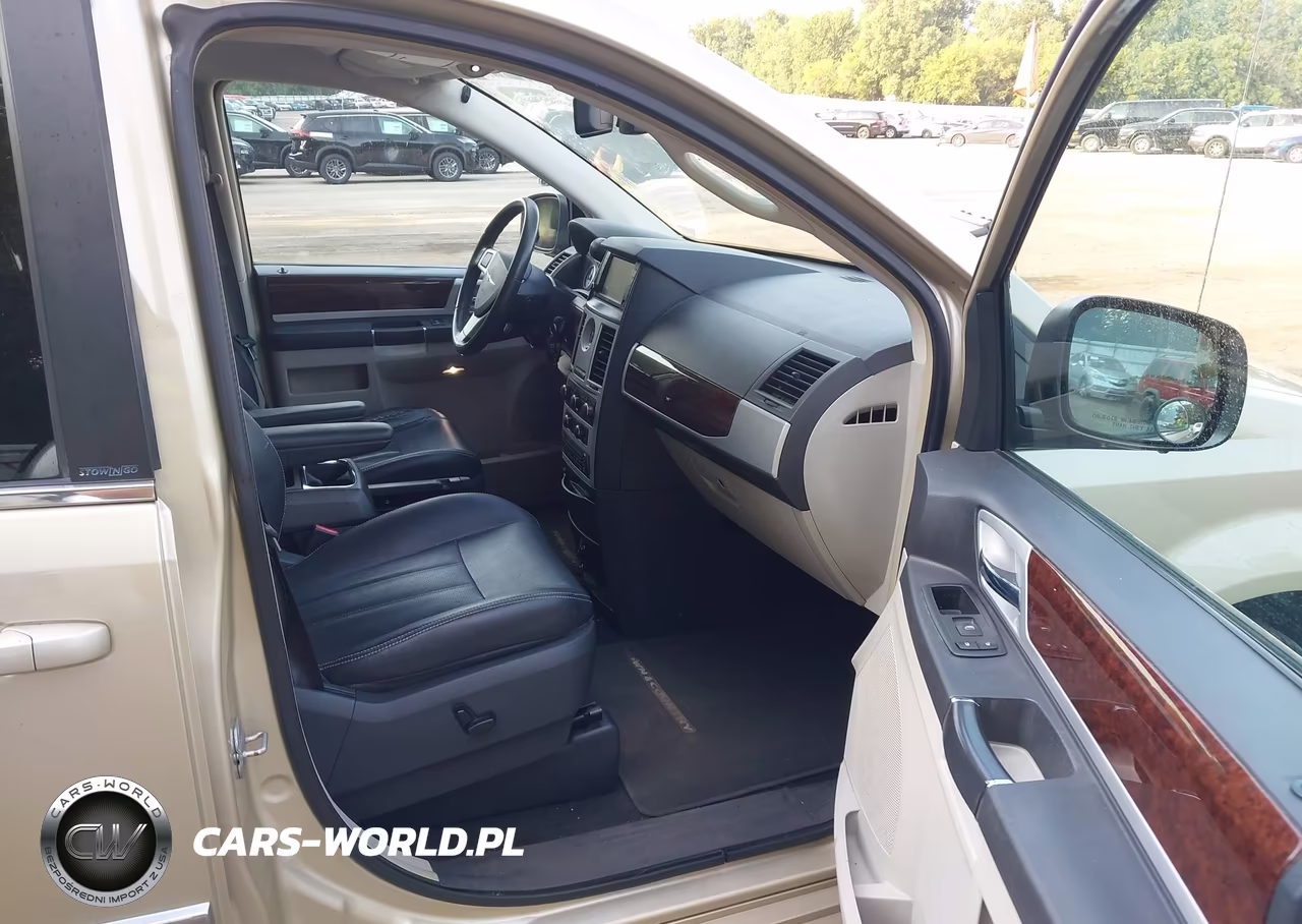 2010 Chrysler Town & Country Touring Plus VIN:2A4RR8DX4AR368251 - 5