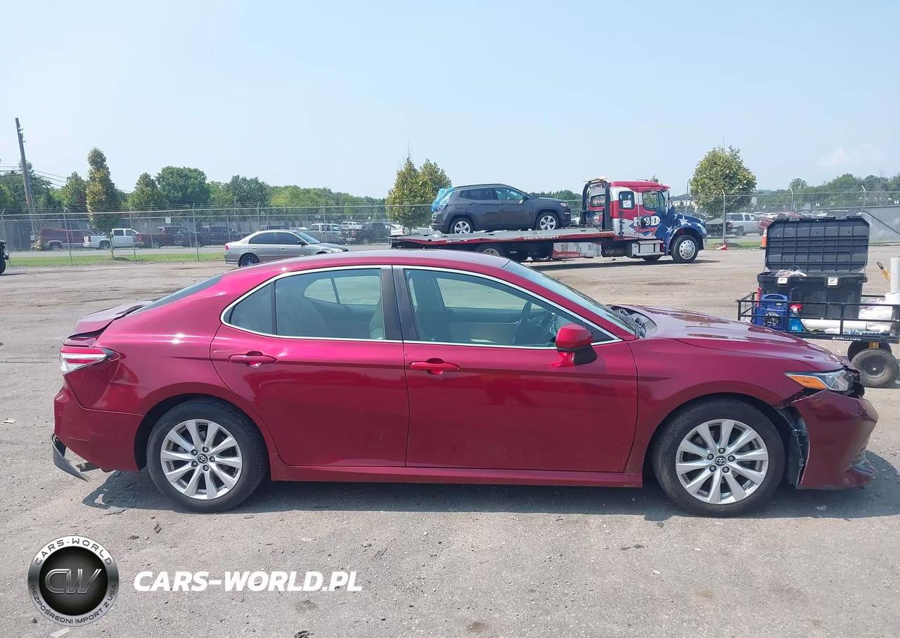 2018 Toyota Camry Le VIN:4T1B11HK1JU590488 - 13