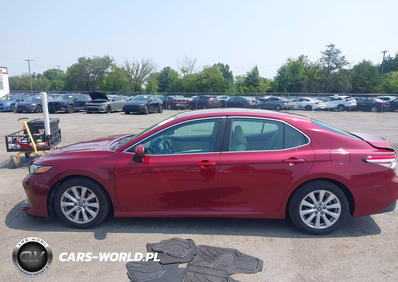 2018 Toyota Camry Le VIN:4T1B11HK1JU590488 - 14