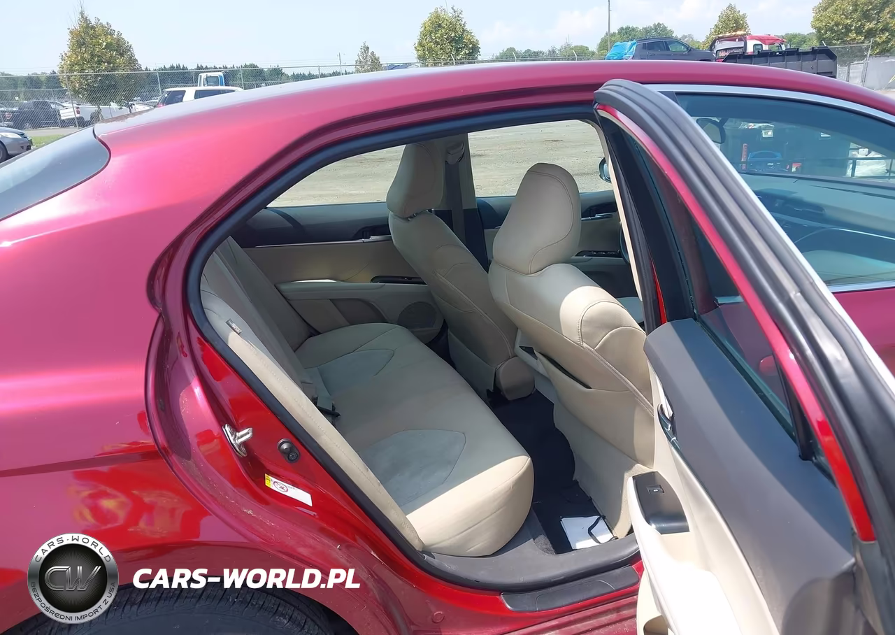 2018 Toyota Camry Le VIN:4T1B11HK1JU590488 - 8