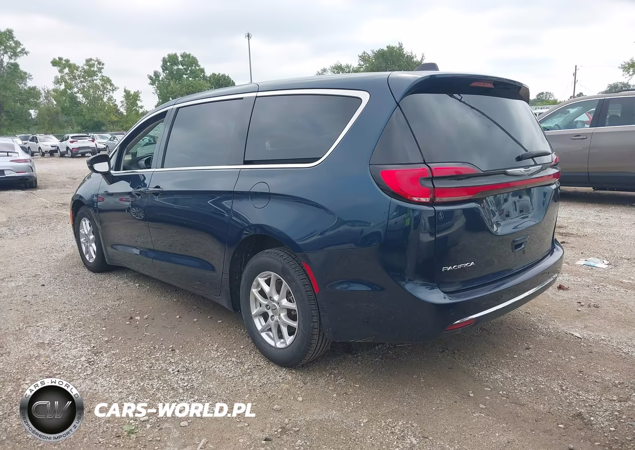 2023 Chrysler Pacifica Touring L VIN:2C4RC1BG5PR631888 - 3