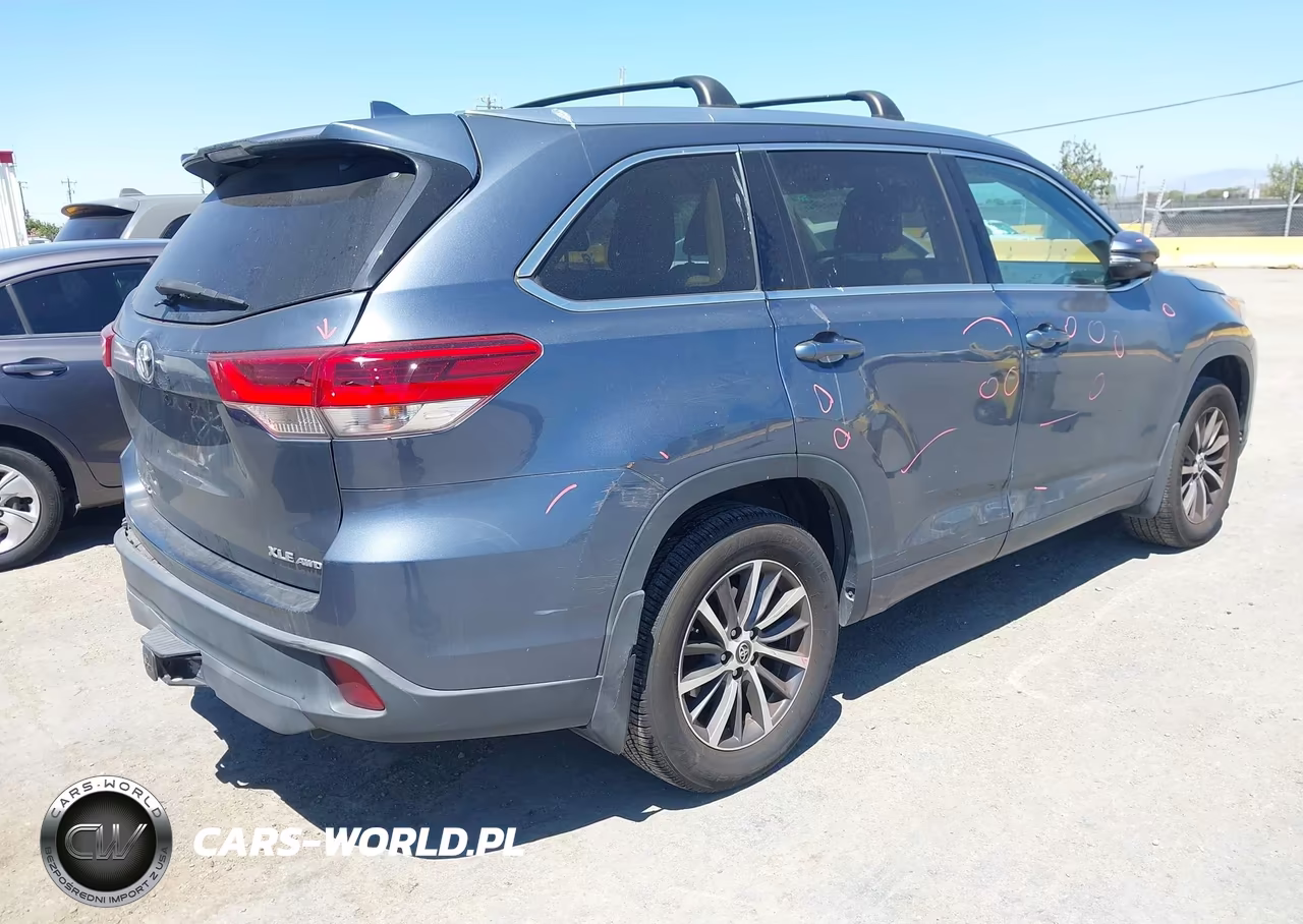 2018 Toyota Highlander Xle VIN:5TDJZRFH8JS850274 - 4