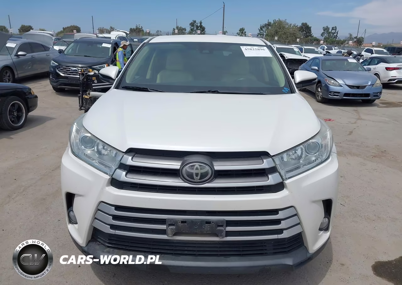 2018 Toyota Highlander Le Plus VIN:5TDBZRFH9JS494079 - 12