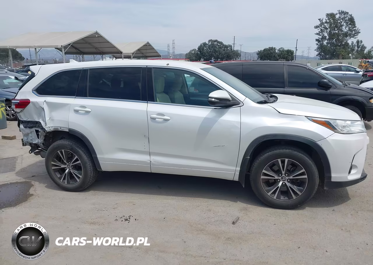 2018 Toyota Highlander Le Plus VIN:5TDBZRFH9JS494079 - 13