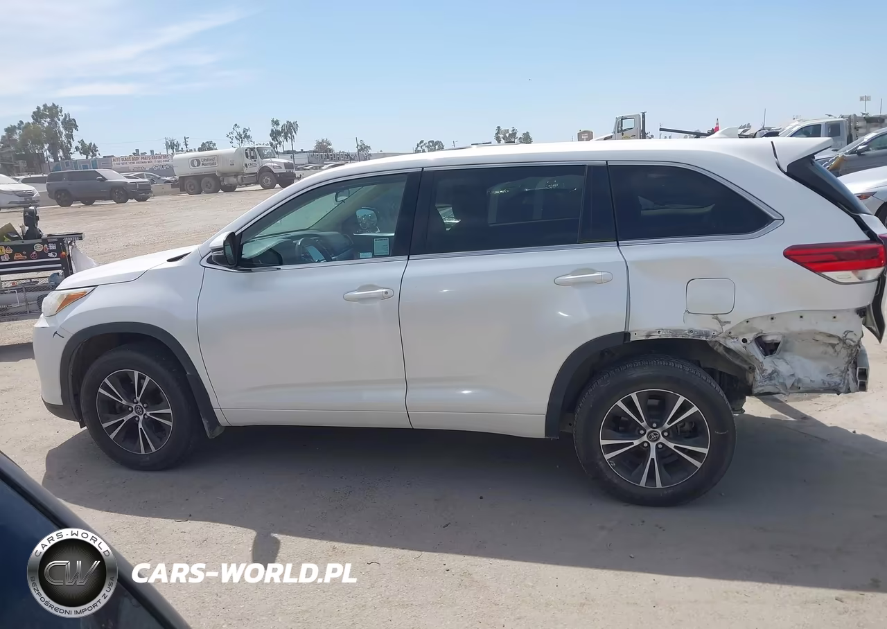 2018 Toyota Highlander Le Plus VIN:5TDBZRFH9JS494079 - 14