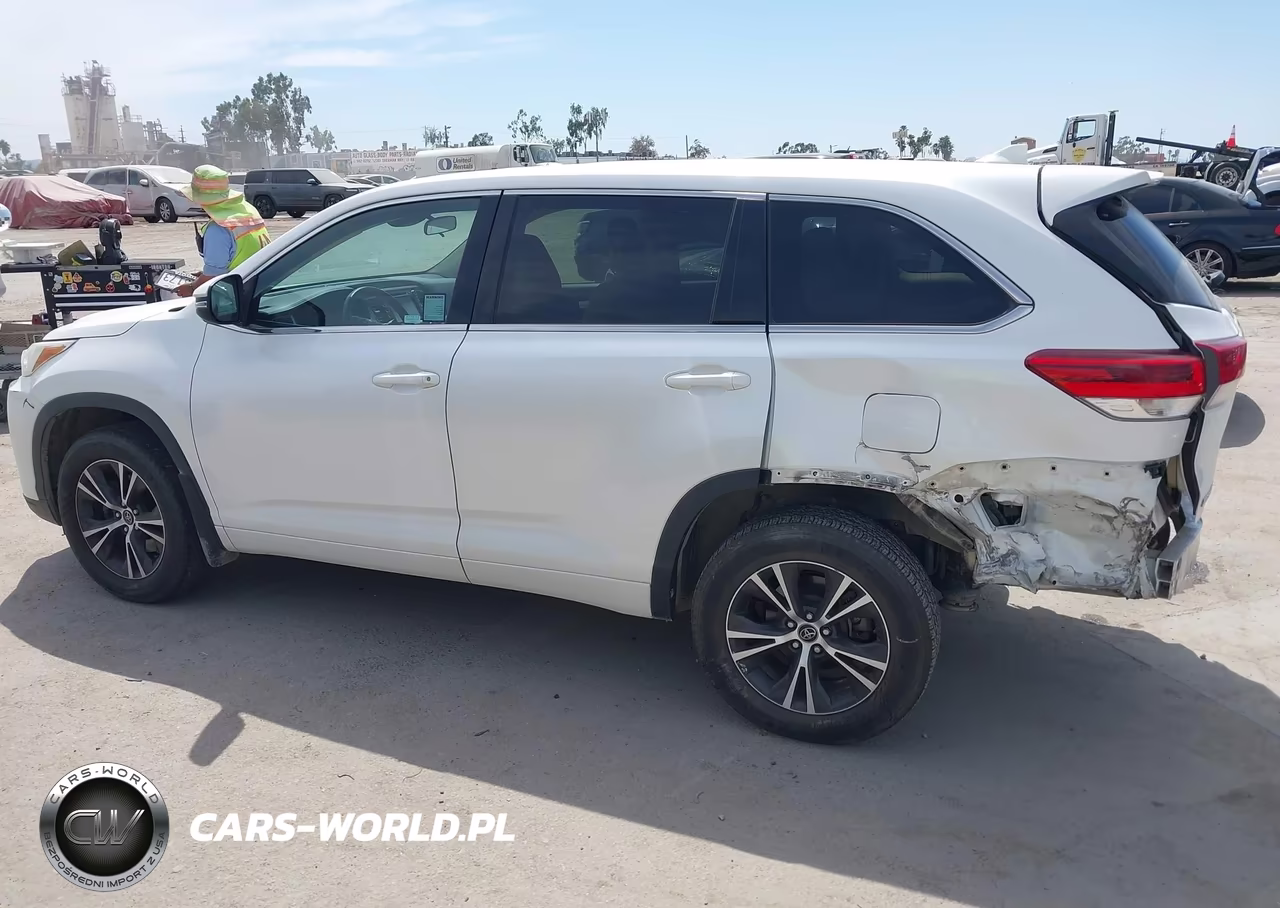 2018 Toyota Highlander Le Plus VIN:5TDBZRFH9JS494079 - 3