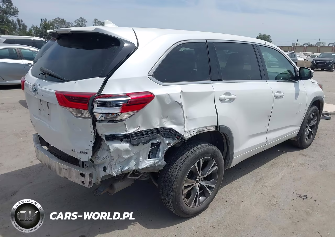 2018 Toyota Highlander Le Plus VIN:5TDBZRFH9JS494079 - 4
