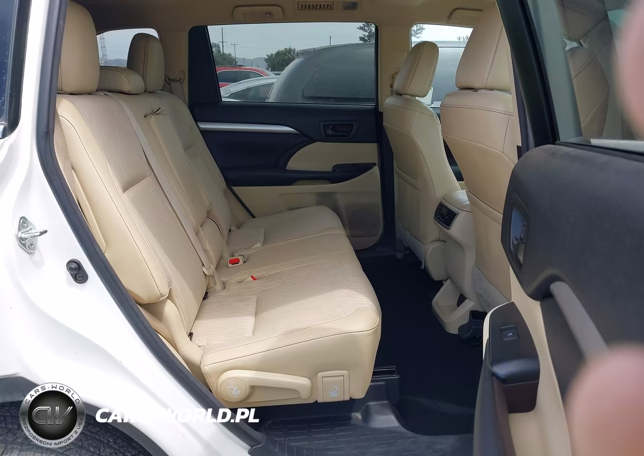 2018 Toyota Highlander Le Plus VIN:5TDBZRFH9JS494079 - 8