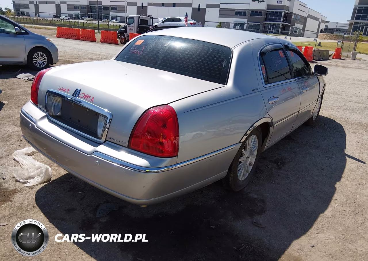 2004 Lincoln Town Car Signature VIN:1LNHM81W54Y617776 - 4