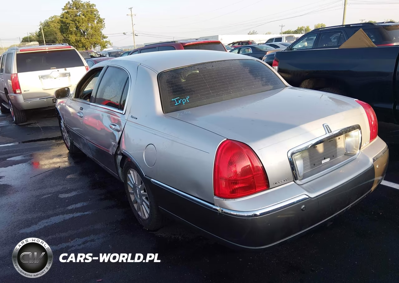 2003 Lincoln Town Car Signature VIN:1LNHM82W03Y685447 - 3