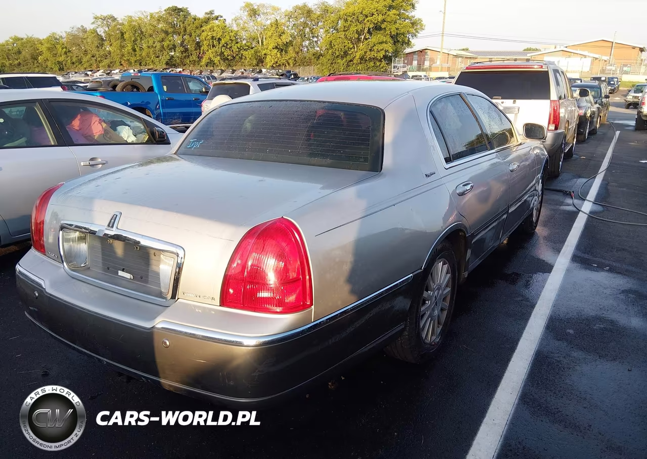 2003 Lincoln Town Car Signature VIN:1LNHM82W03Y685447 - 4