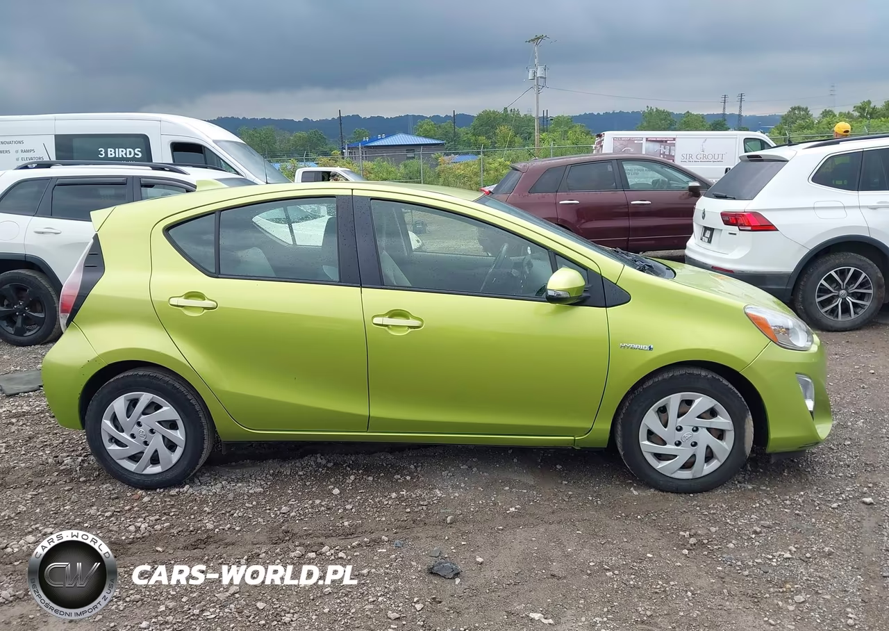 2015 Toyota Prius C One VIN:JTDKDTB33F1101784 - 13
