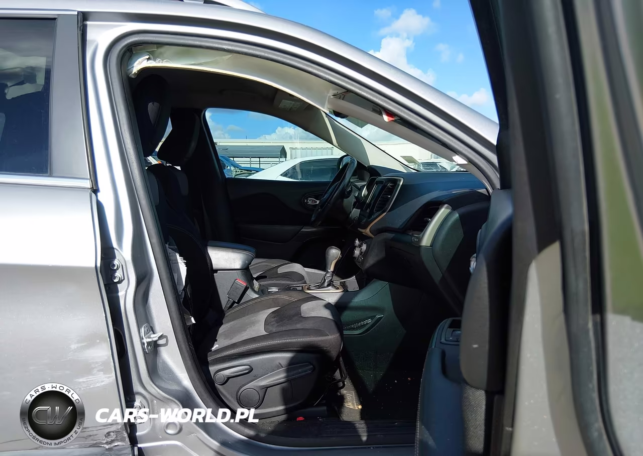 2014 Jeep Cherokee Latitude VIN:1C4PJLCB0EW182698 - 5