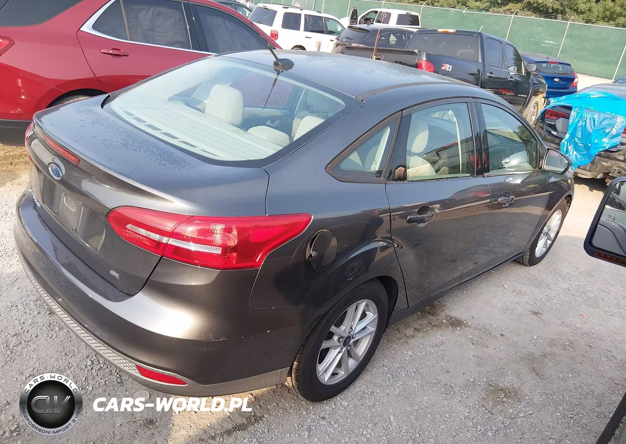 2015 Ford Focus Se VIN:1FADP3F25FL290076 - 4