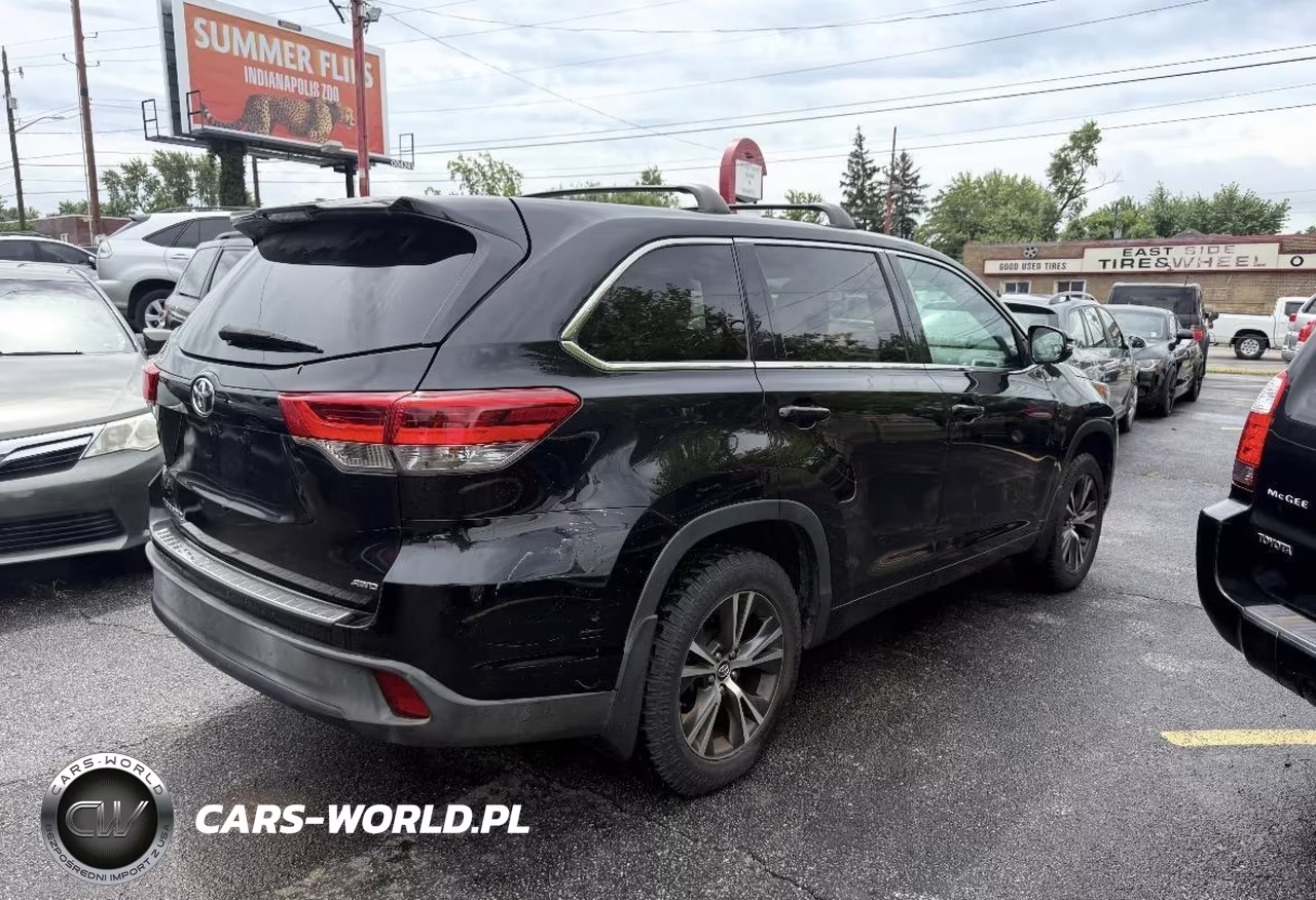 2018 Toyota Highlander Le VIN:5TDBZRFH1JS883847 - 4