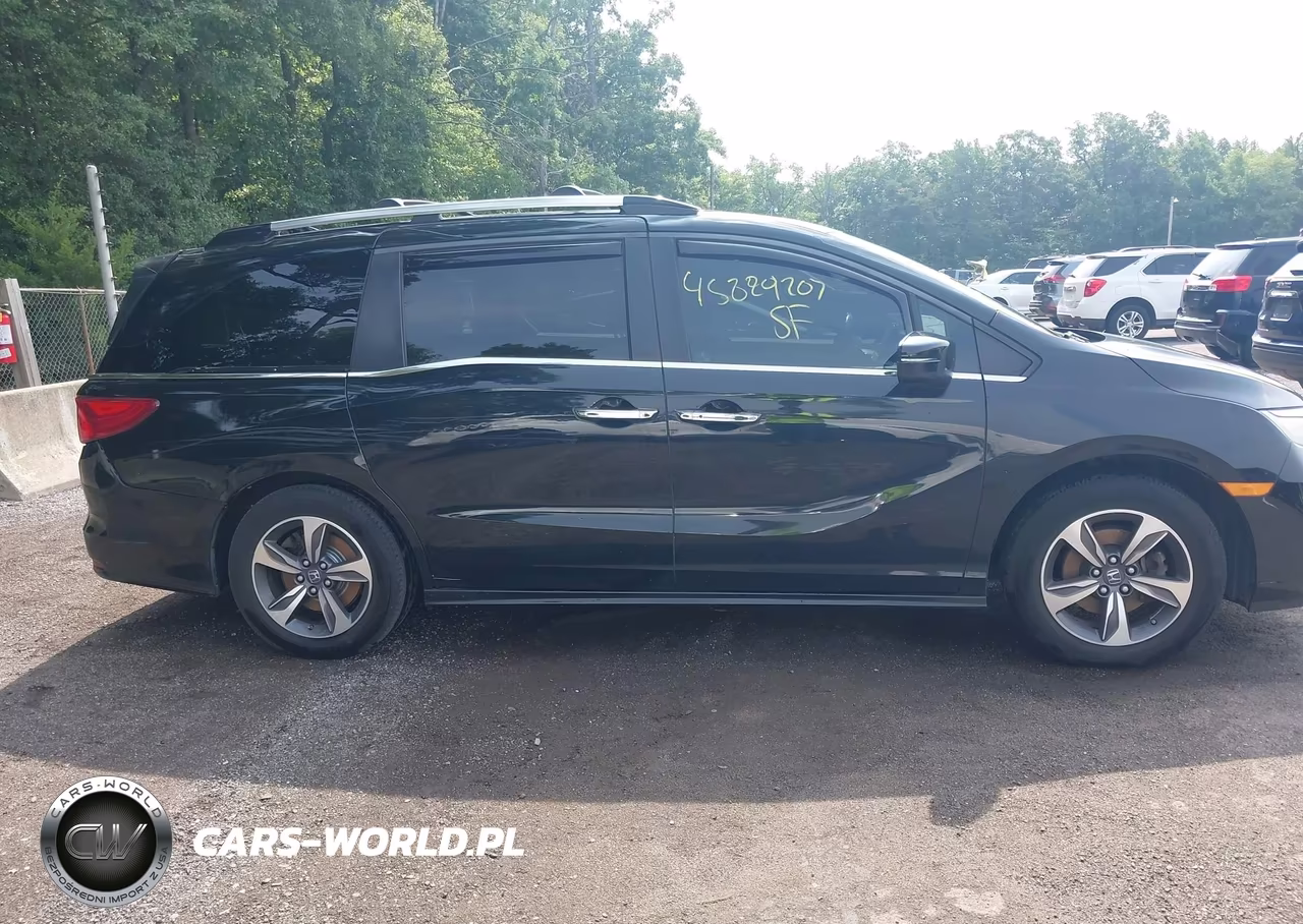 2018 Honda Odyssey Touring VIN:5FNRL6H86JB032109 - 12