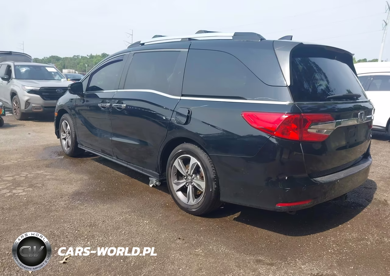 2018 Honda Odyssey Touring VIN:5FNRL6H86JB032109 - 3