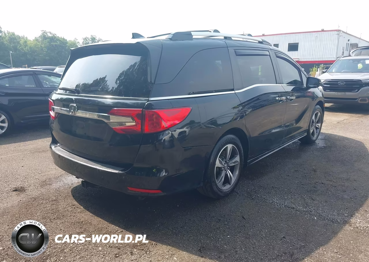 2018 Honda Odyssey Touring VIN:5FNRL6H86JB032109 - 4