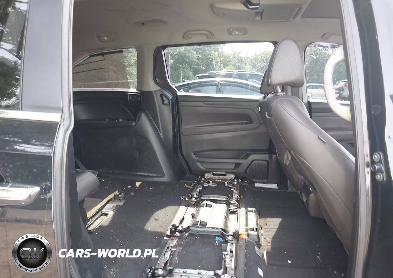 2018 Honda Odyssey Touring VIN:5FNRL6H86JB032109 - 8
