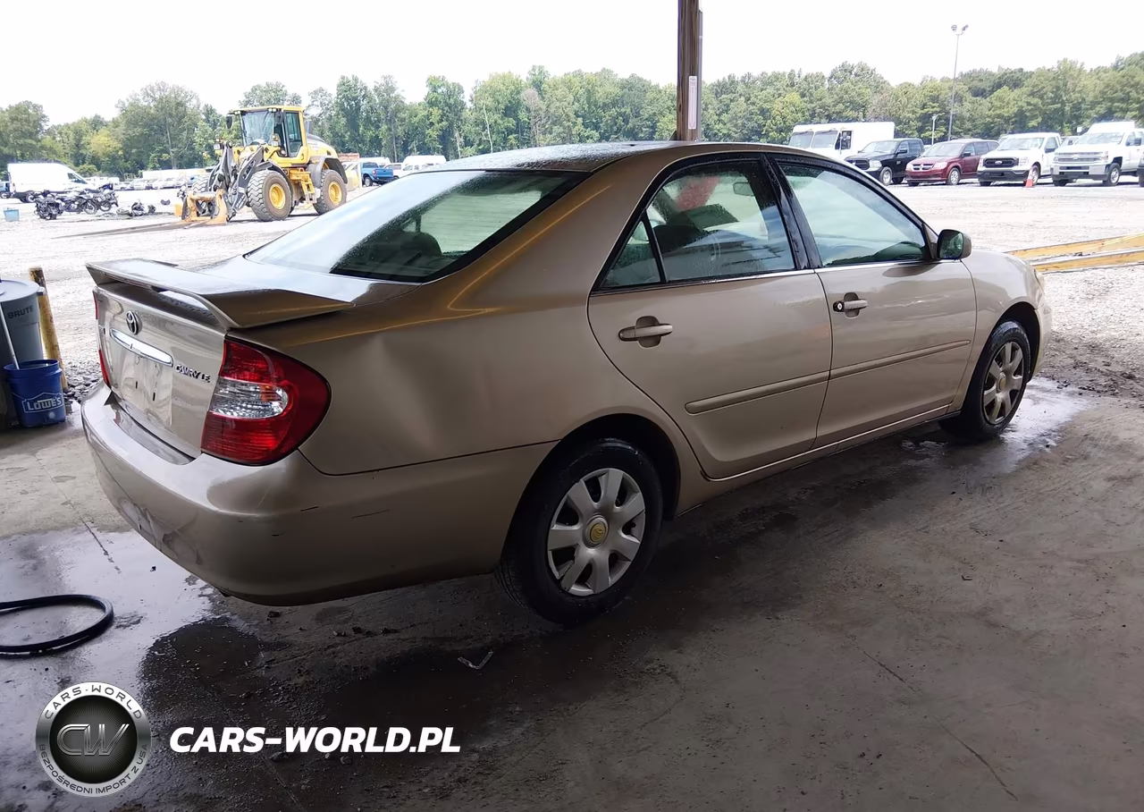 2002 Toyota Camry Le VIN:4T1BE32K82U041218 - 4