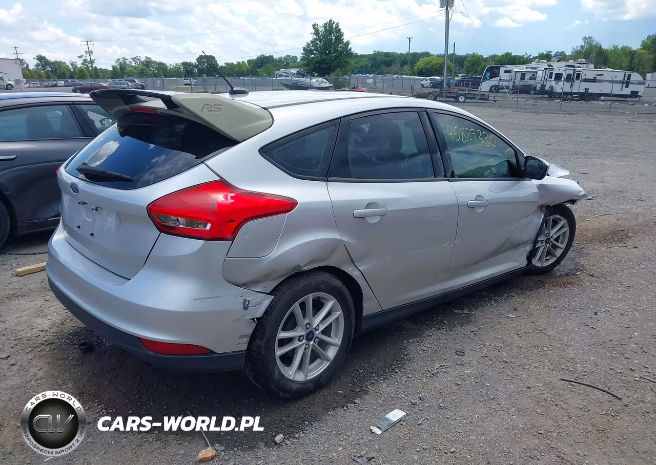 2018 Ford Focus Se VIN:1FADP3K26JL227499 - 4