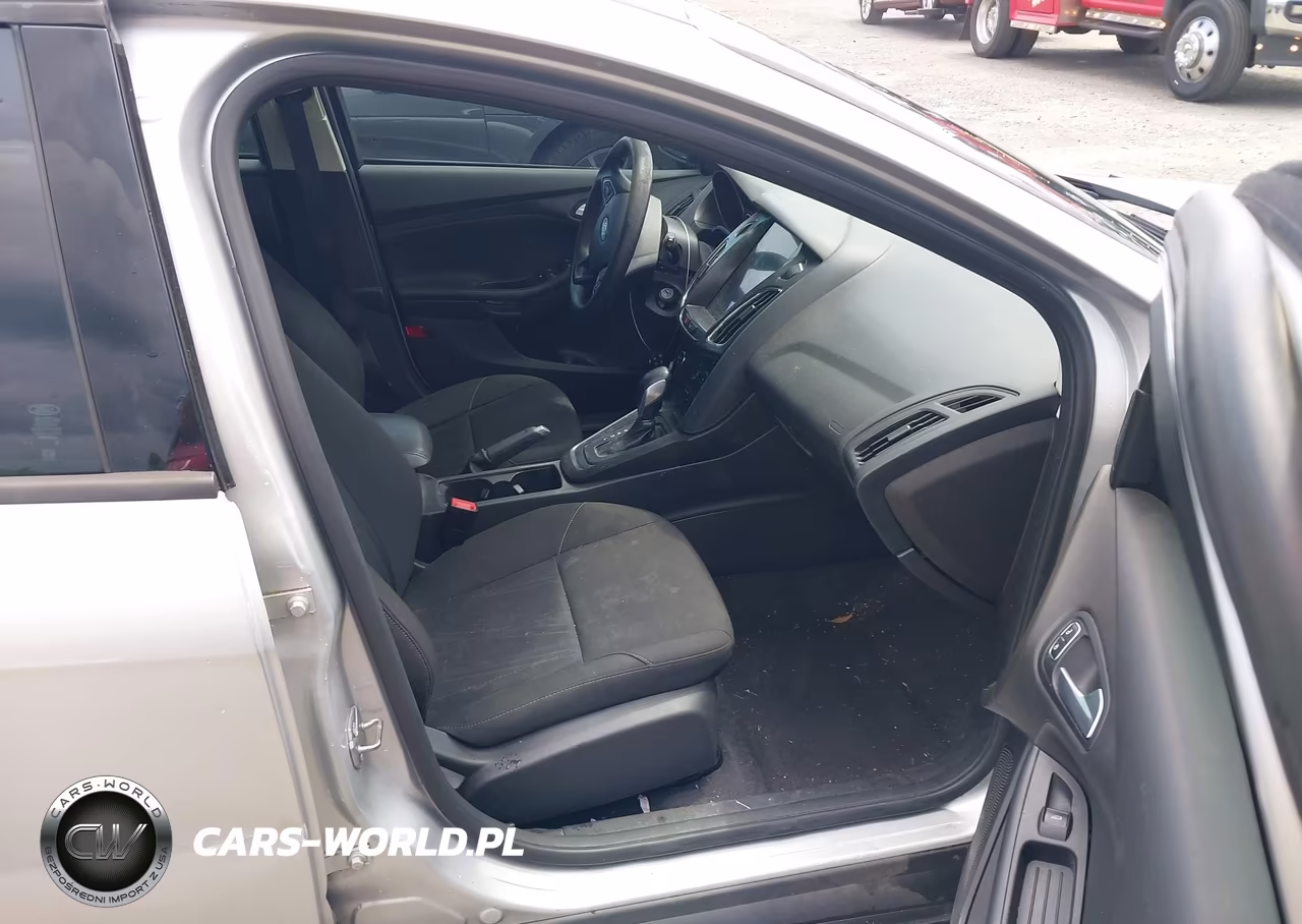 2018 Ford Focus Se VIN:1FADP3K26JL227499 - 5