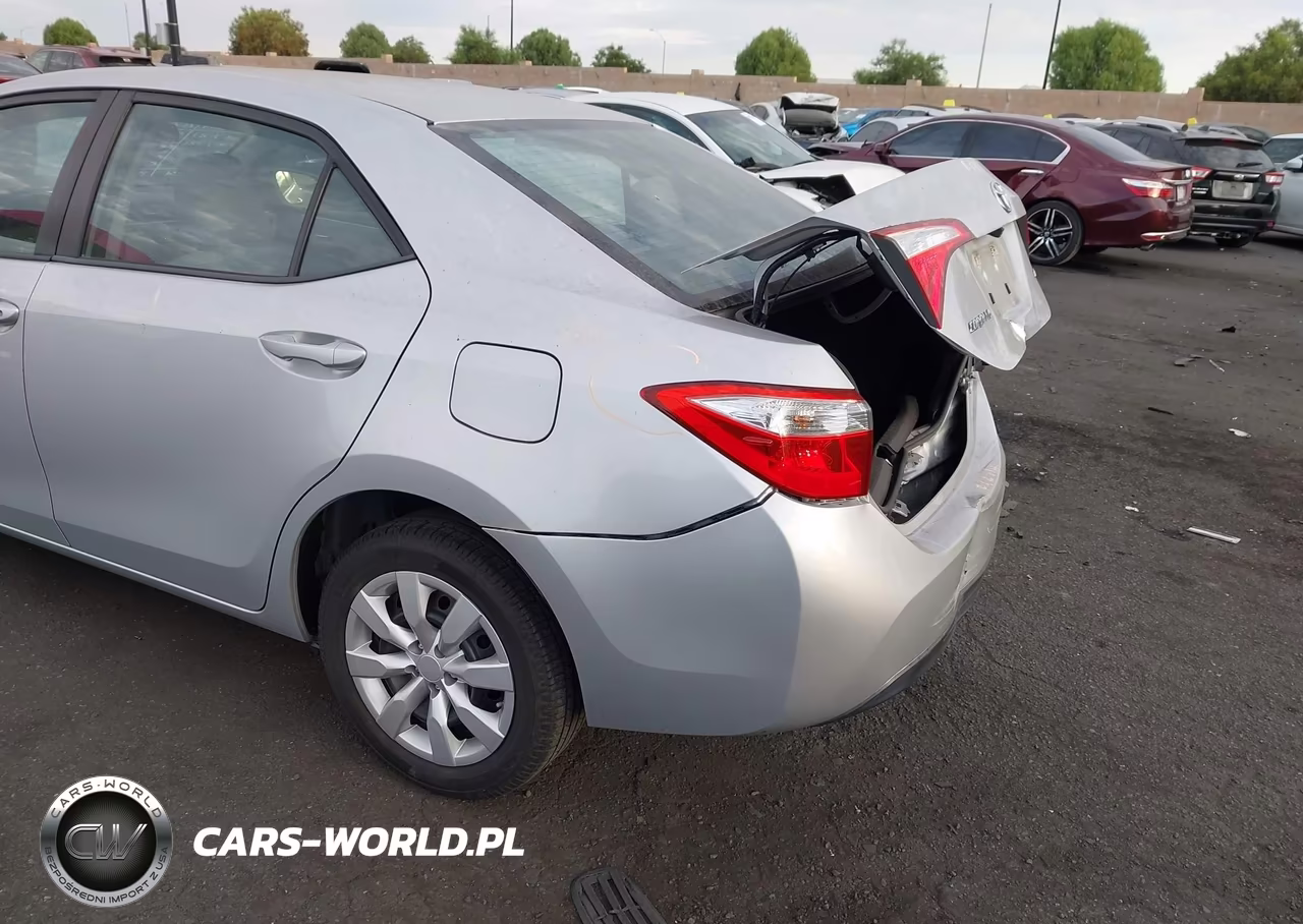 2015 Toyota Corolla Le VIN:5YFBURHE3FP184687 - 3