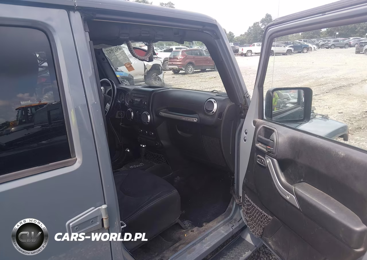 2015 Jeep Wrangler Unlimited Sahara VIN:1C4BJWEG9FL647048 - 5