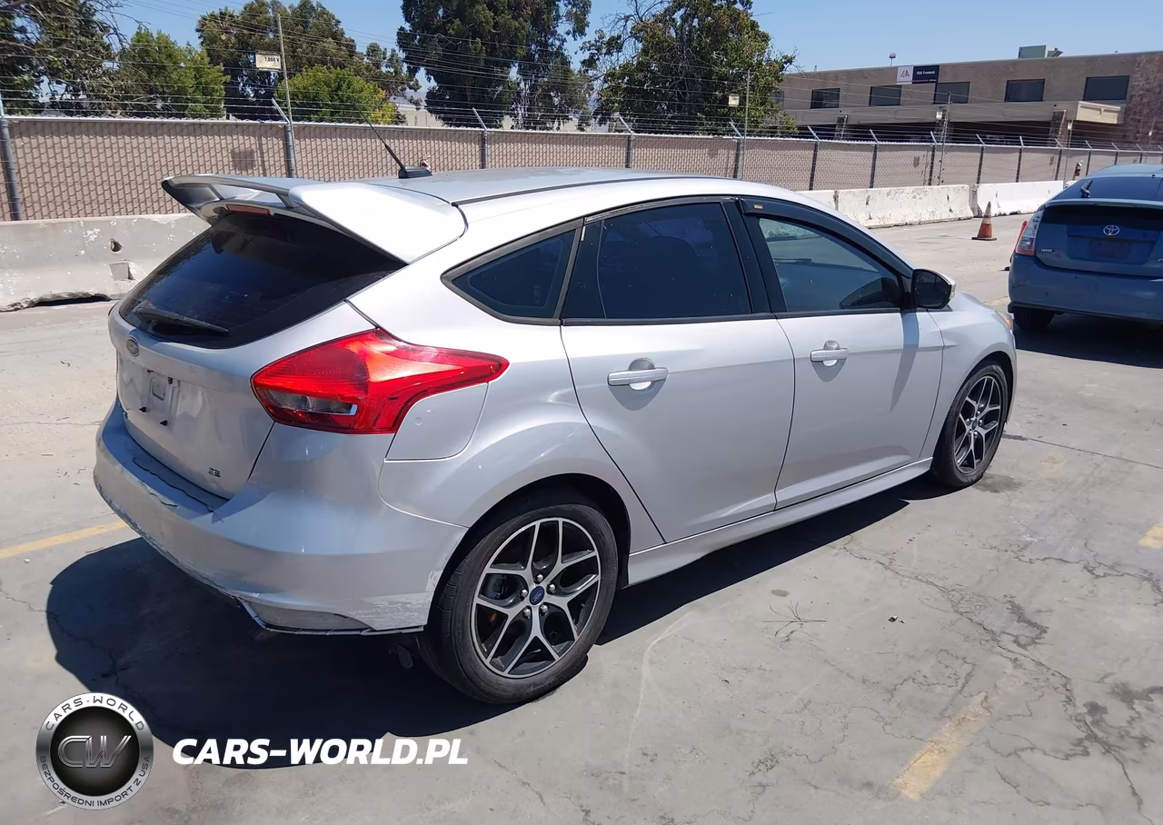 2015 Ford Focus Se VIN:1FADP3K25FL358365 - 4