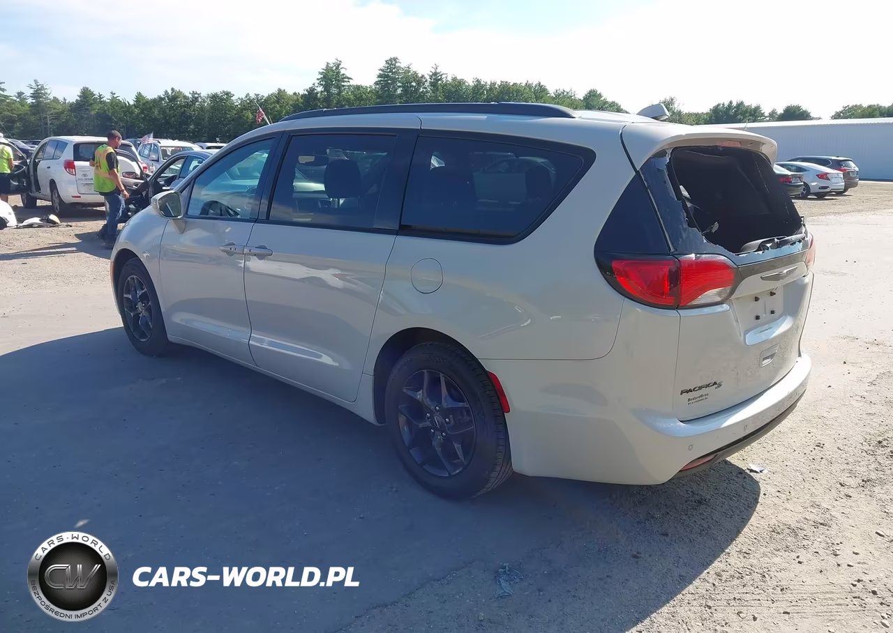 2020 Chrysler Pacifica Touring L VIN:2C4RC1BG5LR122863 - 3