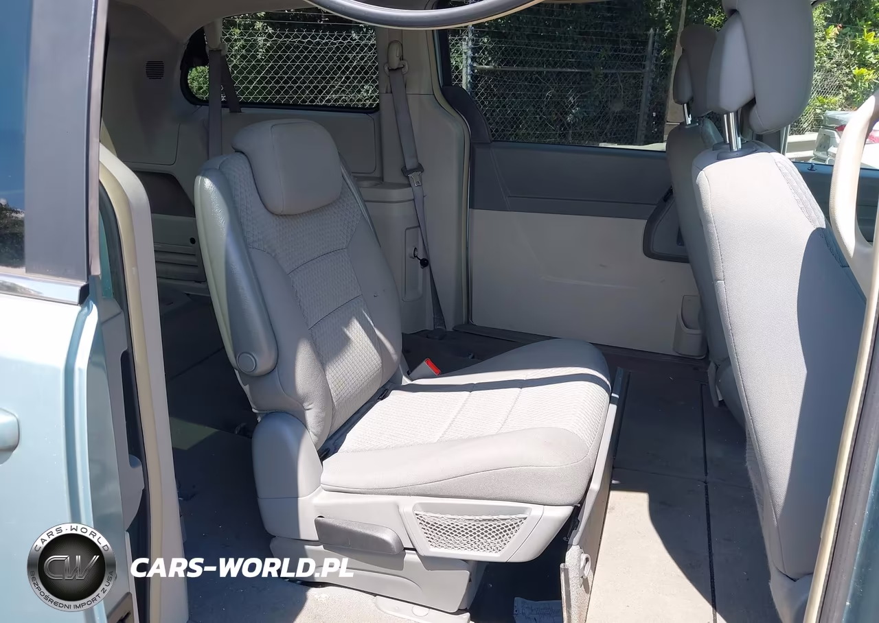 2010 Chrysler Town & Country New Lx VIN:2A4RR2D1XAR377044 - 8
