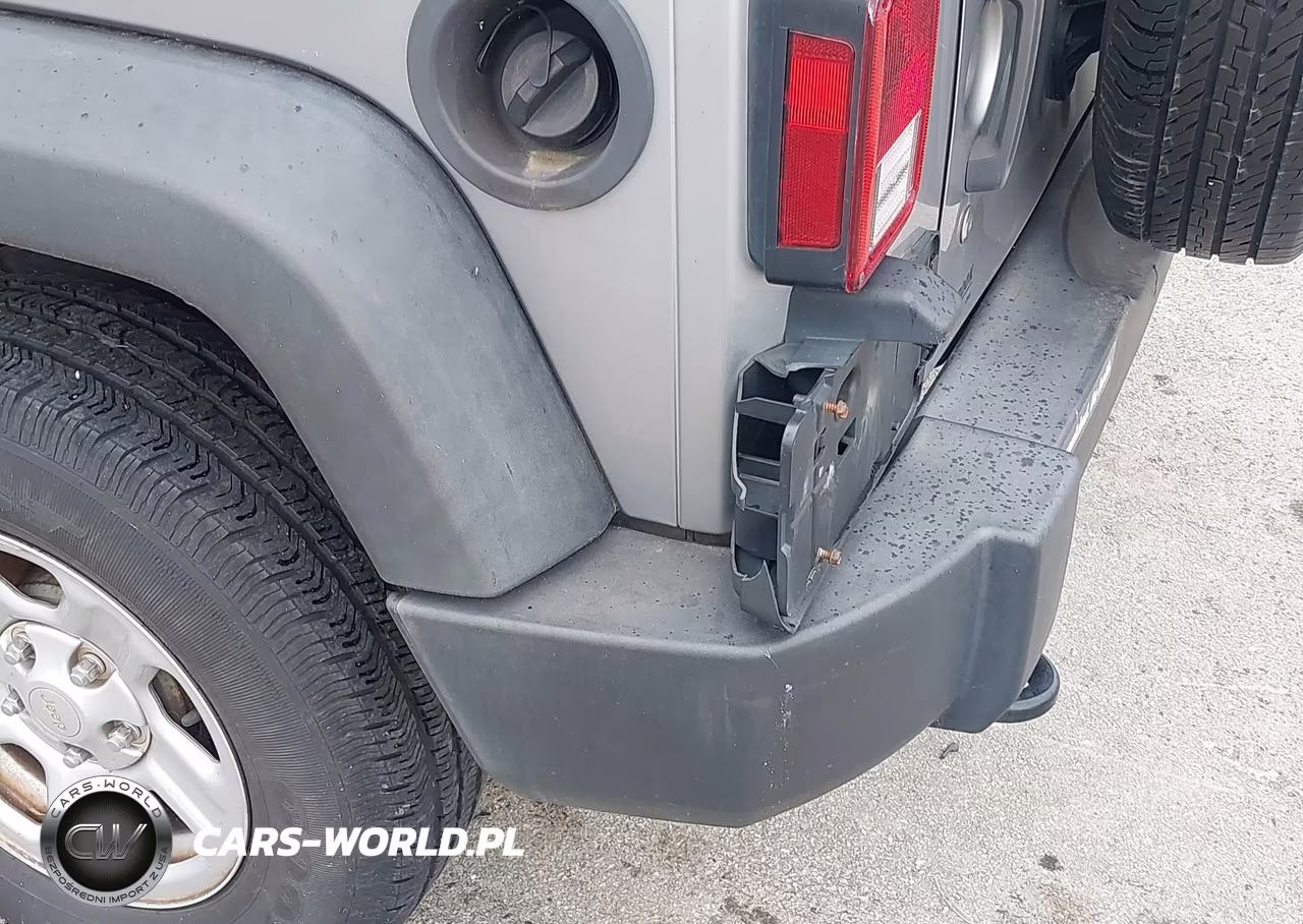 2015 Jeep Wrangler Unlimited Sport VIN:1C4BJWDG1FL760963 - 6