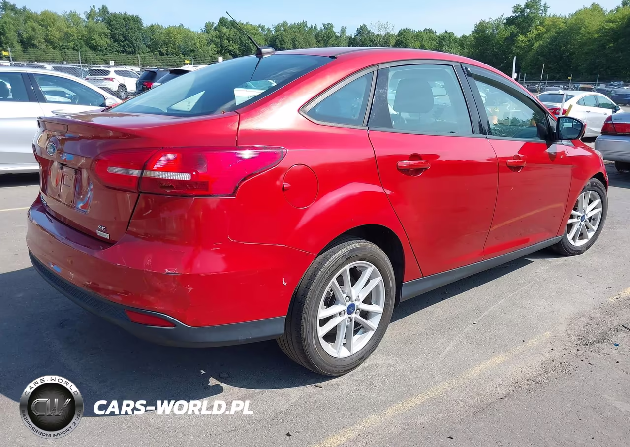 2018 Ford Focus Se VIN:1FADP3FE0JL242651 - 4