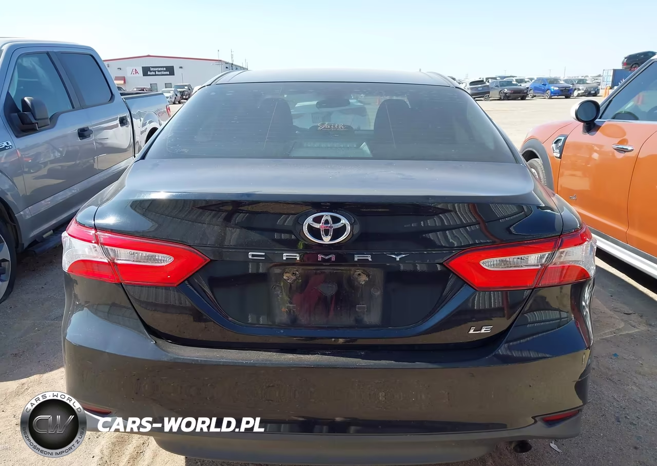 2018 Toyota Camry Le VIN:4T1B11HK7JU570164 - 16