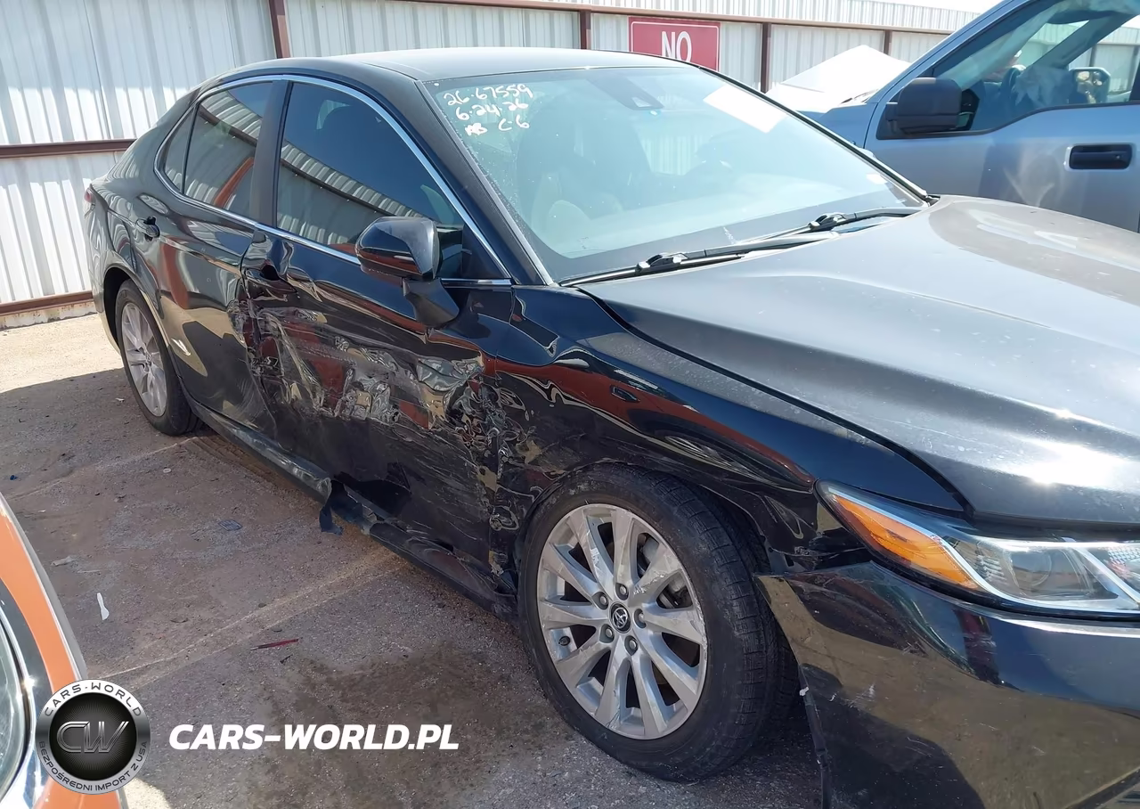 2018 Toyota Camry Le VIN:4T1B11HK7JU570164 - 17