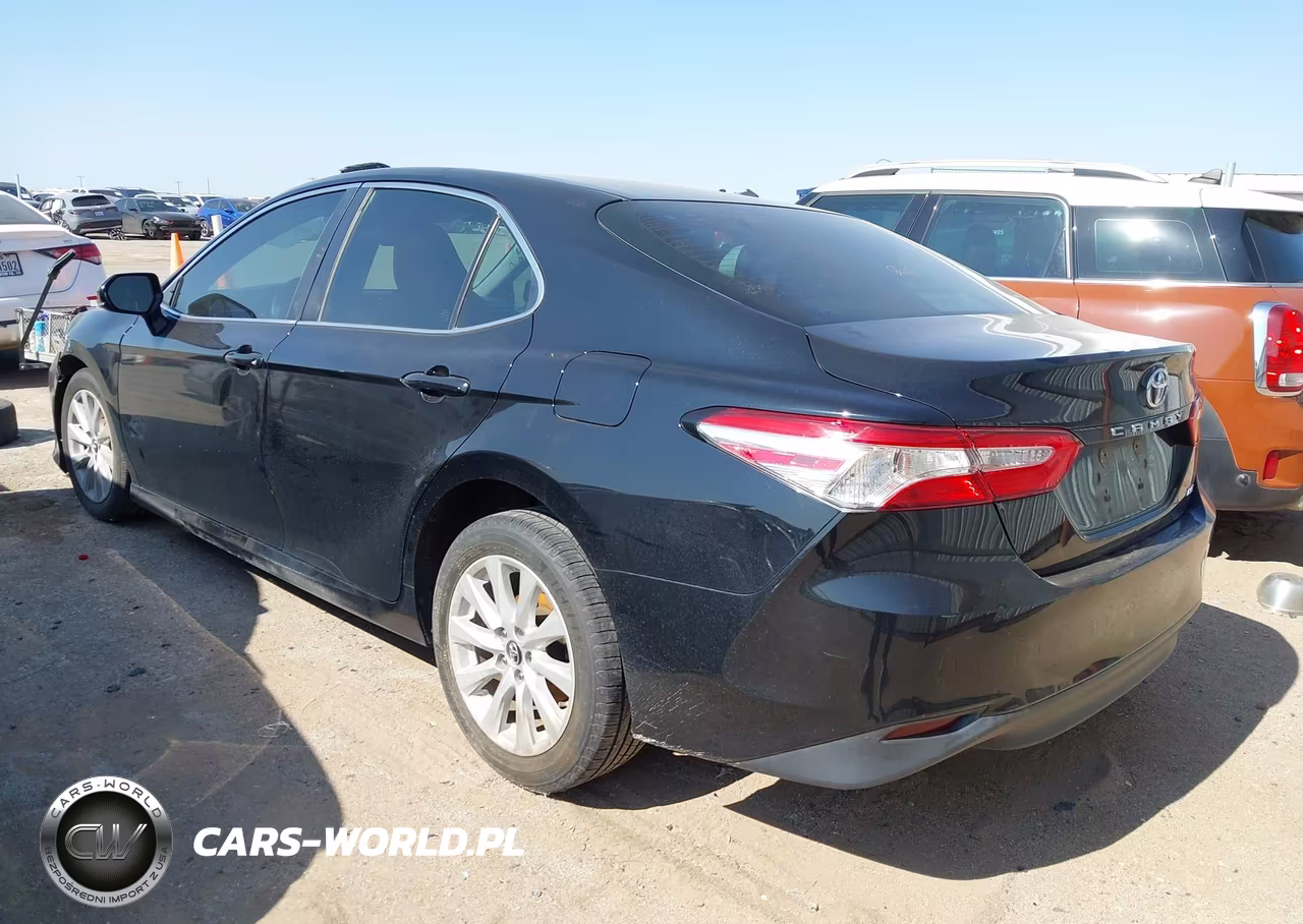 2018 Toyota Camry Le VIN:4T1B11HK7JU570164 - 3