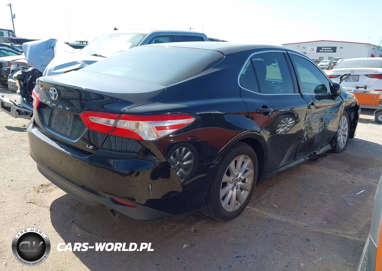 2018 Toyota Camry Le VIN:4T1B11HK7JU570164 - 4