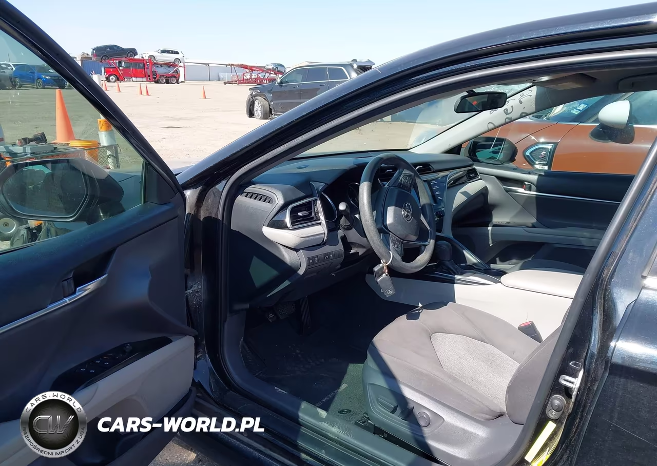 2018 Toyota Camry Le VIN:4T1B11HK7JU570164 - 5