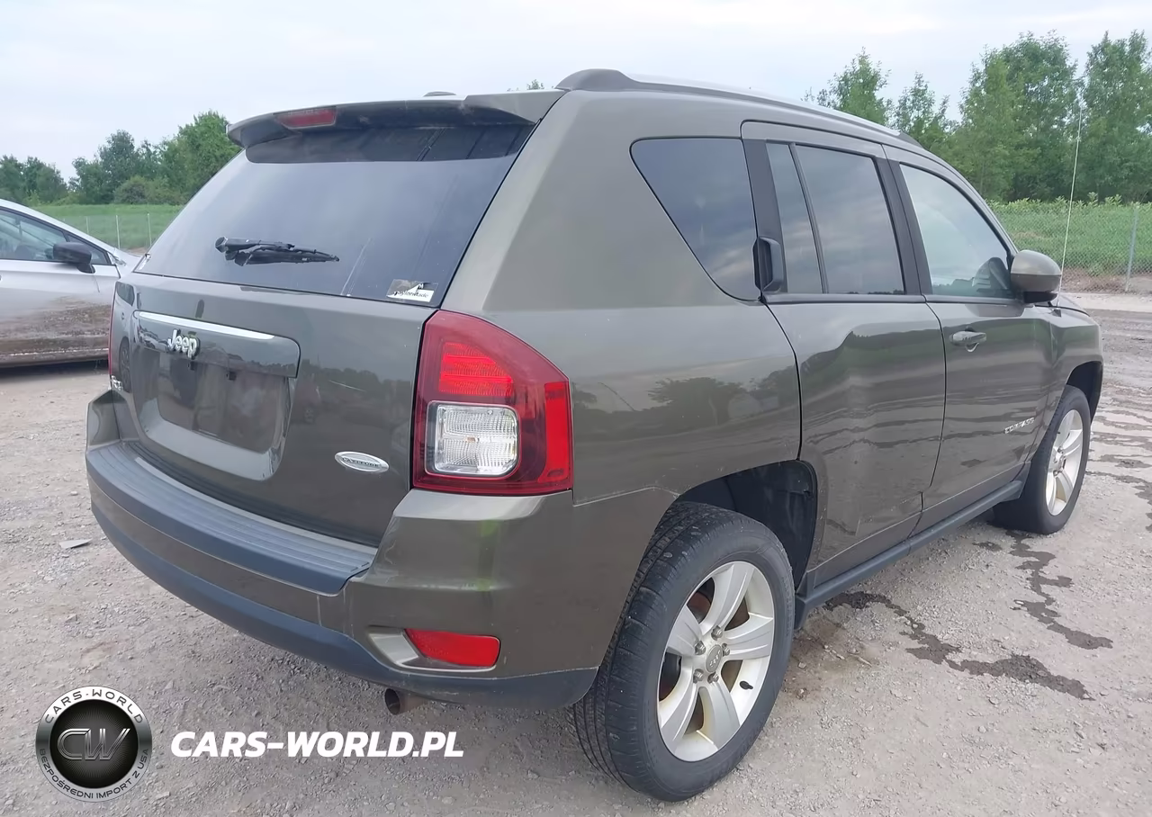 2016 Jeep Compass Latitude VIN:1C4NJDEB4GD587441 - 4