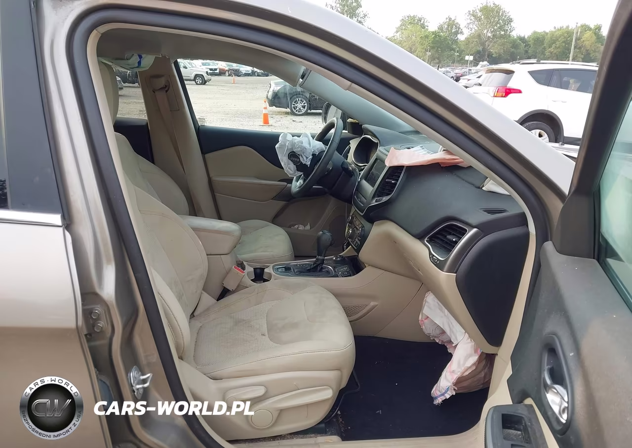 2019 Jeep Cherokee Latitude 4X4 VIN:1C4PJMCX7KD131272 - 5