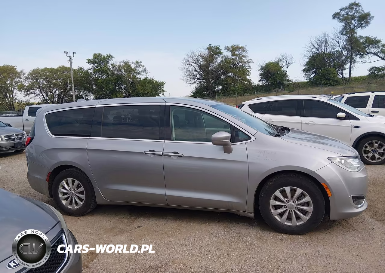 2019 Chrysler Pacifica Touring Plus VIN:2C4RC1FG7KR528460 - 13
