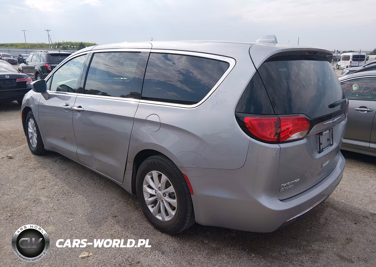 2019 Chrysler Pacifica Touring Plus VIN:2C4RC1FG7KR528460 - 3