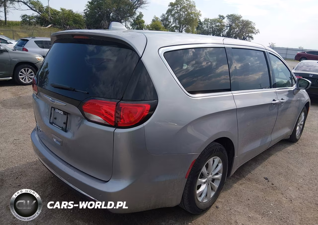 2019 Chrysler Pacifica Touring Plus VIN:2C4RC1FG7KR528460 - 4