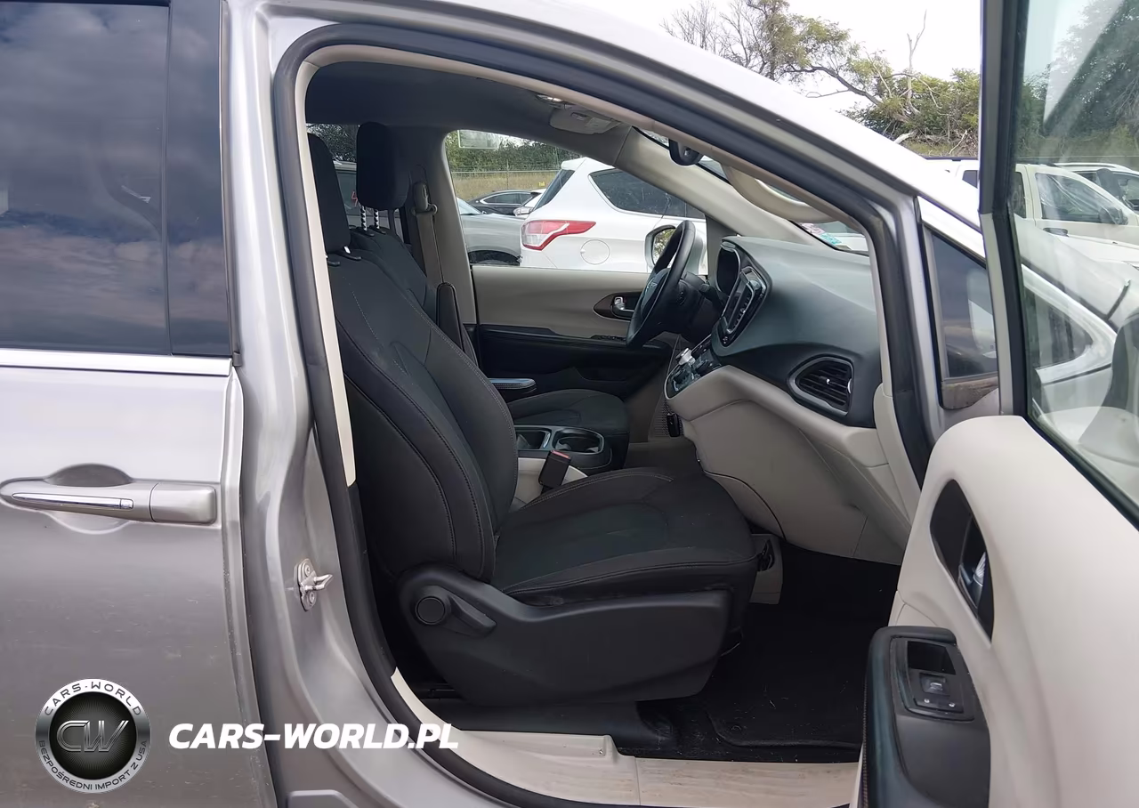 2019 Chrysler Pacifica Touring Plus VIN:2C4RC1FG7KR528460 - 5